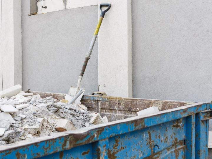 Évacuation rapide de déchets de chantier, terre, débris